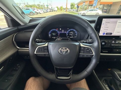 Used 2025 Toyota Grand Highlander AWD image 12