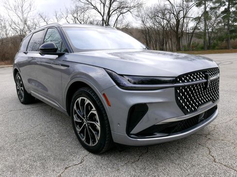 Used 2024 Lincoln Nautilus Reserve image 10