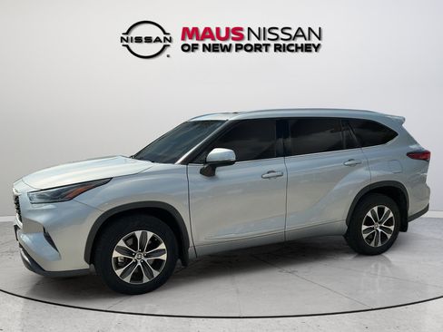Used 2021 Toyota Highlander XLE AWD/4WD image 6