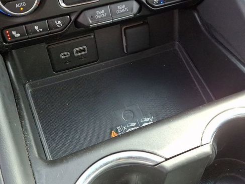 Used 2023 Chevrolet Suburban Premier image 32