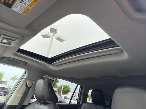 Used 2022 Toyota Highlander XLE FWD image 11