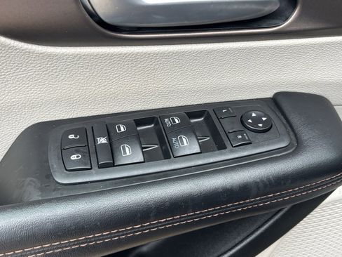 Used 2018 Chrysler Pacifica Touring-L image 16