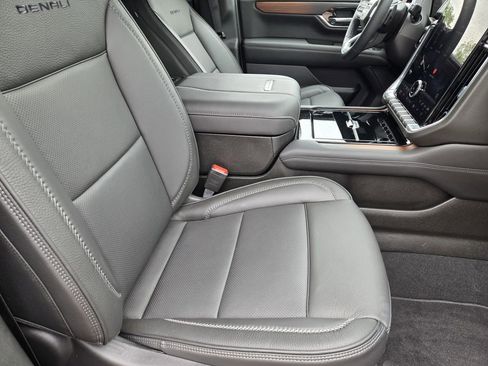 Used 2026 GMC Yukon Denali w/ Sun & Power Step Package AWD/4WD image 12