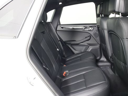 Certified 2026 Porsche Macan AWD/4WD image 32