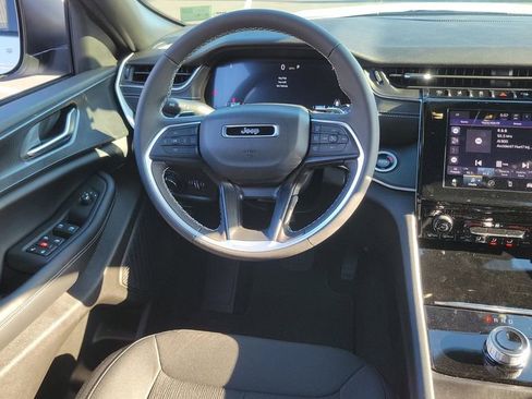 New 2025 Jeep Grand Cherokee Laredo image 10