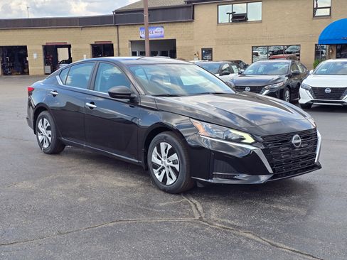 Used 2025 Nissan Altima 2.5 S FWD image 30