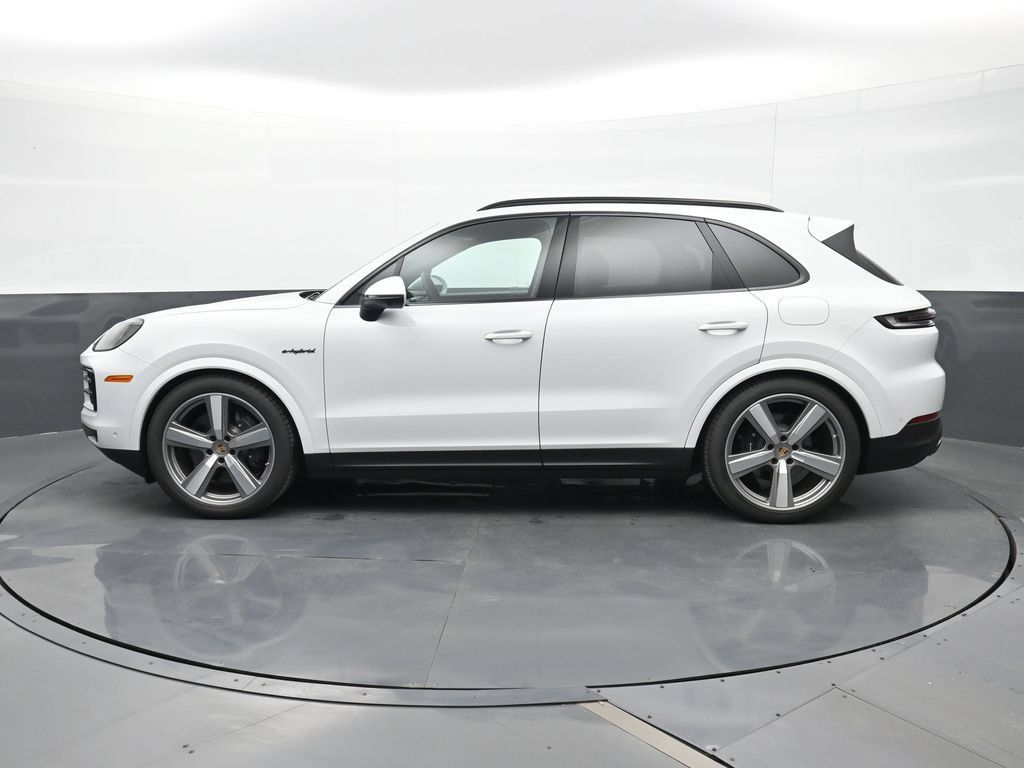 Certified 2025 Porsche Cayenne E-Hybrid AWD/4WD image 2