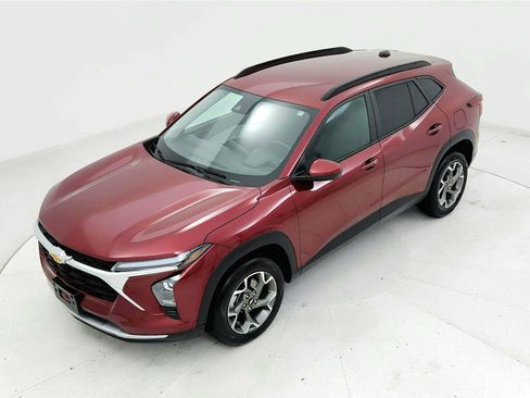 Used 2025 Chevrolet Trax LT w/ LT Convenience Package FWD image 13