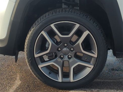 Used 2020 Jeep Renegade Latitude w/ Cold Weather Group image 10