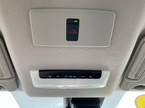Used 2024 Nissan Versa SR FWD image 18