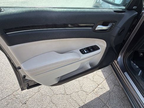 Used 2018 Chrysler 300 Limited image 13