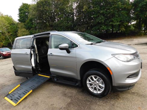 Used 2021 Chrysler Voyager Lxi w/ Cold Weather Group image 1