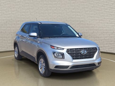 Used 2025 Hyundai Venue SE image 3