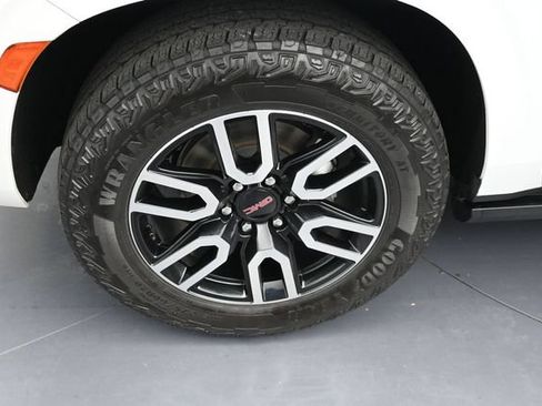 Used 2023 GMC Yukon AT4 w/ Technology Package AWD/4WD image 9