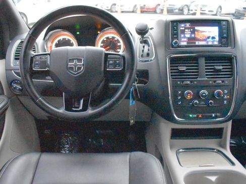 Used 2019 Dodge Grand Caravan SXT image 14