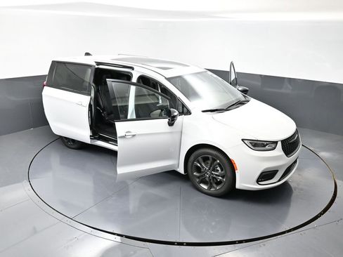 New 2026 Chrysler Pacifica Select image 47