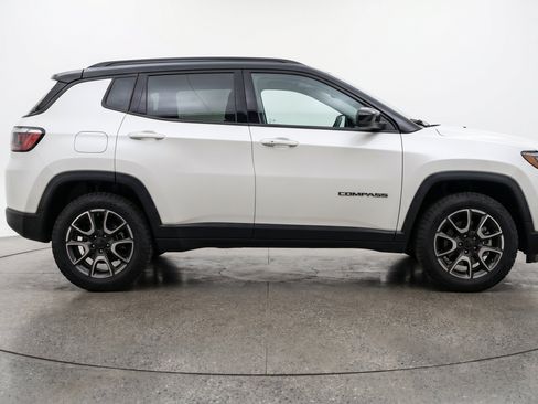 Used 2025 Jeep Compass Trailhawk AWD/4WD image 11