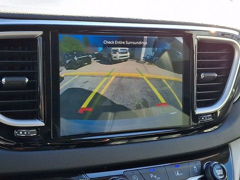 Used 2024 Chrysler Pacifica Touring-L image 20