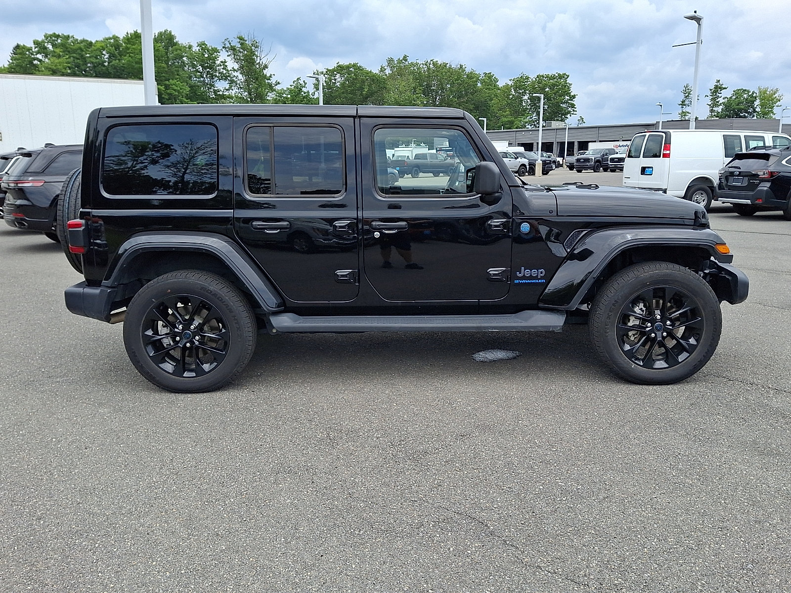 Used 2025 Jeep Wrangler Unlimited Sahara AWD/4WD image 7