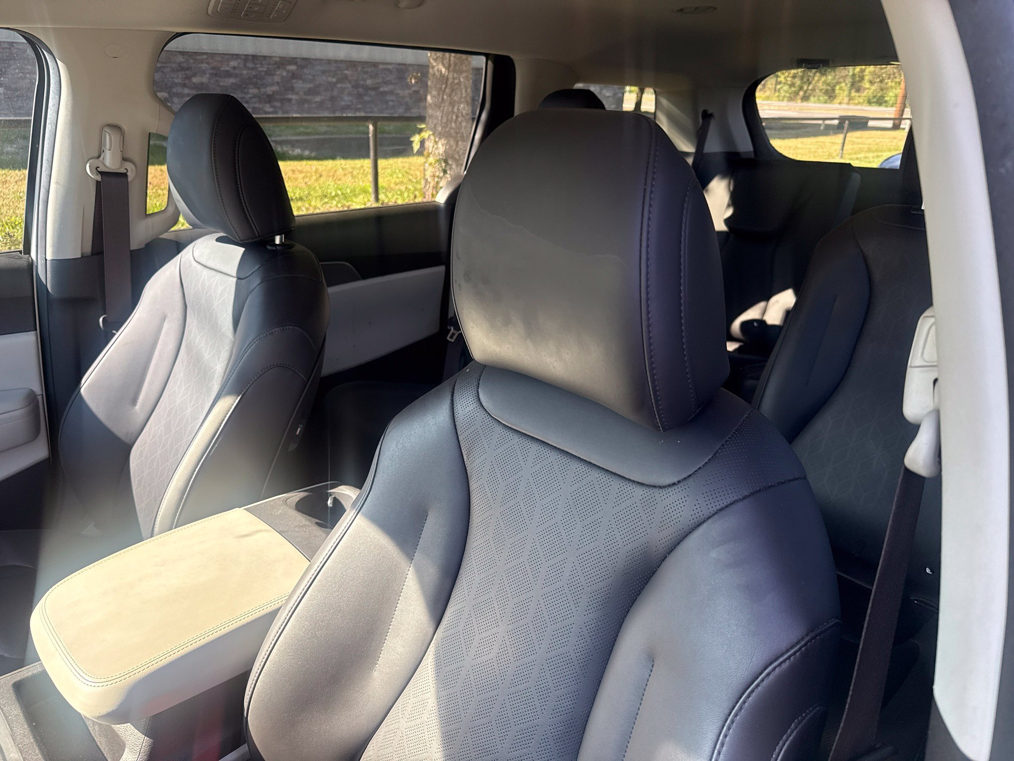 Used 2024 Kia Carnival LX FWD image 12