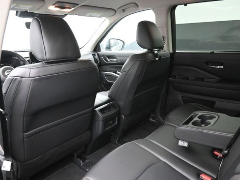 Used 2025 Nissan Pathfinder SL image 2