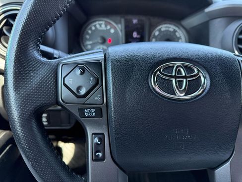 Used 2016 Toyota Tacoma TRD Sport w/ Towing Package image 19