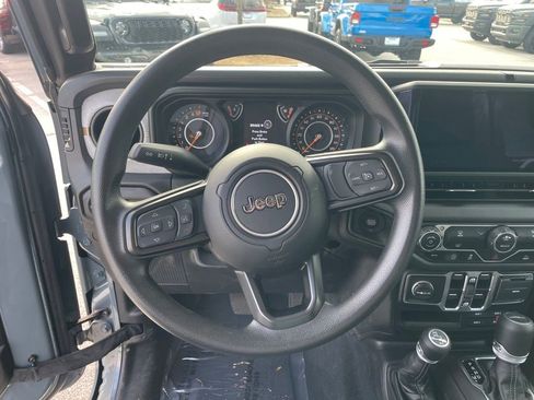 Used 2025 Jeep Gladiator Sport image 13