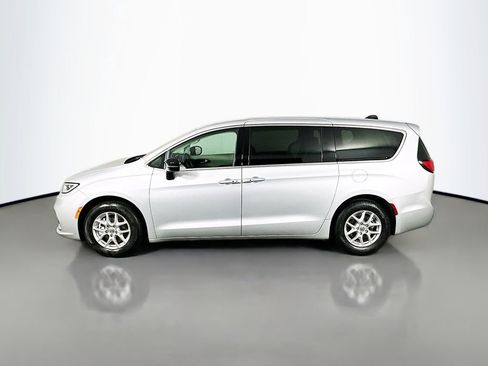 Used 2024 Chrysler Pacifica Touring-L image 4
