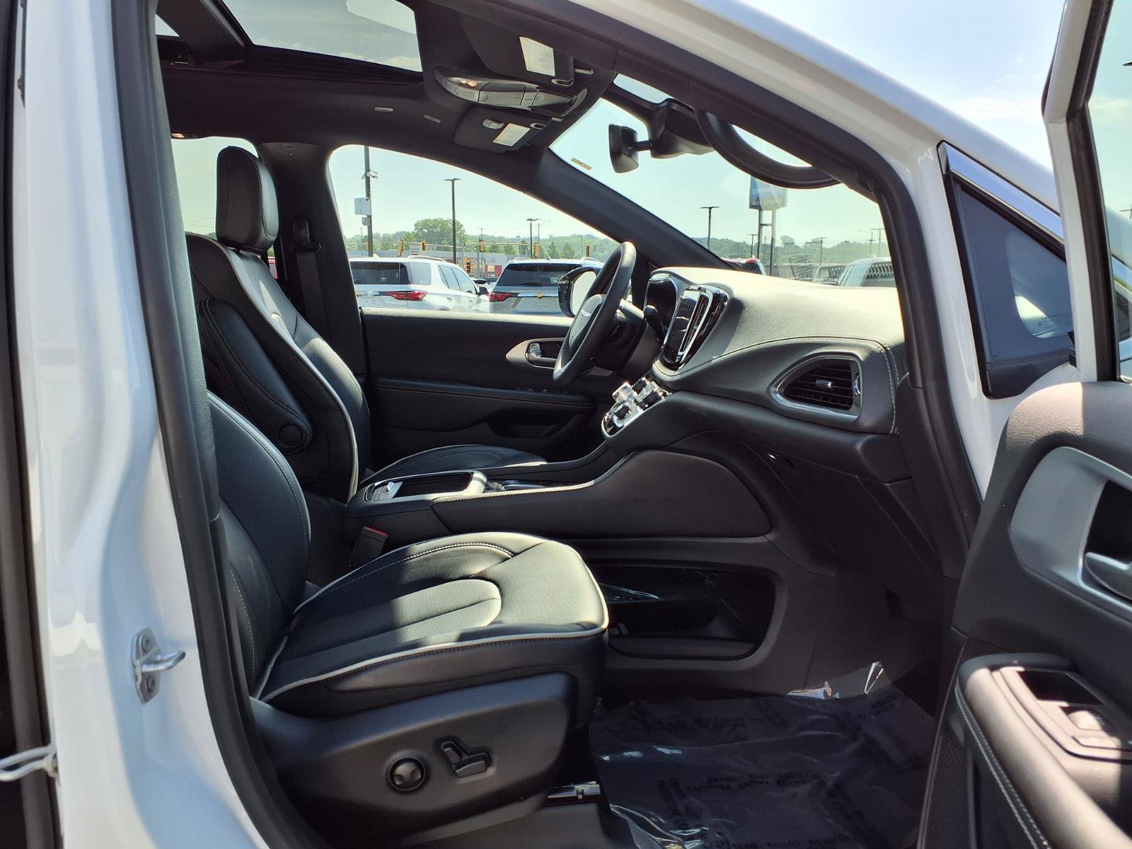 Used 2026 Chrysler Pacifica Limited FWD image 25