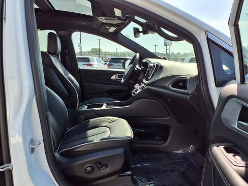 Used 2026 Chrysler Pacifica Limited FWD image 25
