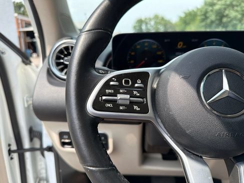 Used 2022 Mercedes-Benz GLB 250 w/ Premium Package image 24