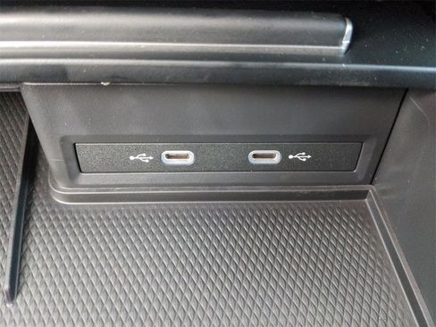 Used 2025 Volkswagen Atlas SE image 33