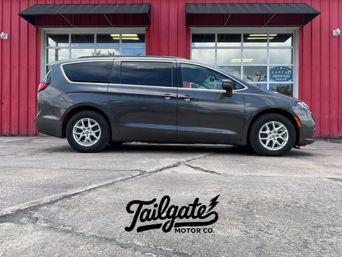 Used 2022 Chrysler Pacifica Touring-L FWD image 1