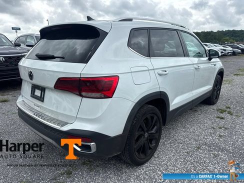 Used 2023 Volkswagen Taos SE w/ Panoramic Sunroof Package FWD image 5