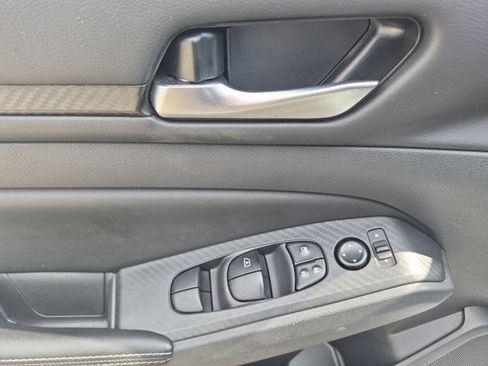Used 2025 Nissan Altima 2.5 SV FWD image 13