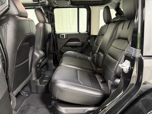 Used 2022 Jeep Wrangler Unlimited Sahara AWD/4WD image 18