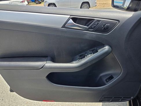 Used 2011 Volkswagen Jetta SEL FWD image 16
