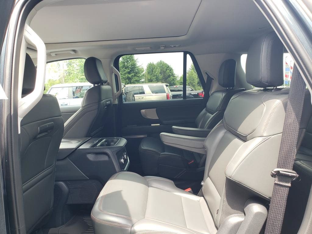 Used 2025 Ford Expedition Active AWD/4WD image 13