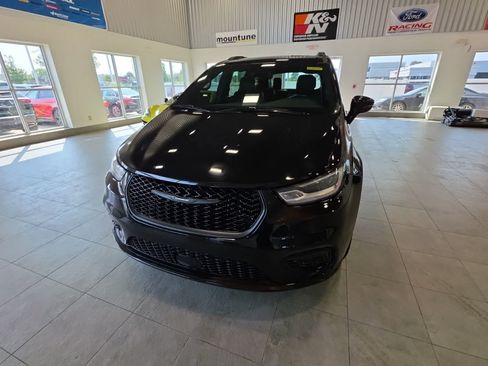 Used 2021 Chrysler Pacifica Limited AWD/4WD image 2