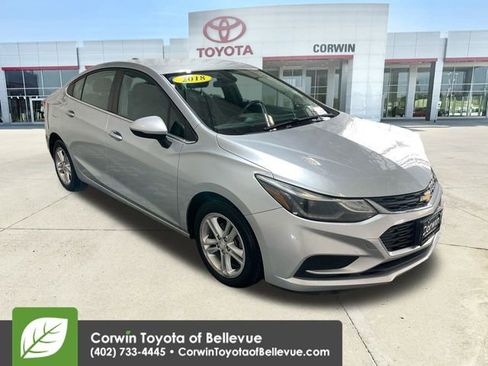 Used 2018 Chevrolet Cruze LT w/ Convenience Package image 2