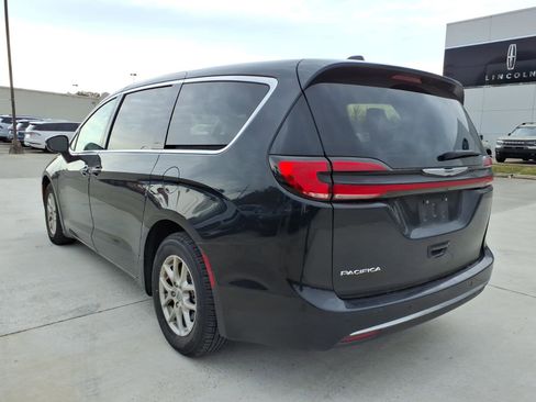 Used 2023 Chrysler Pacifica Touring-L image 3