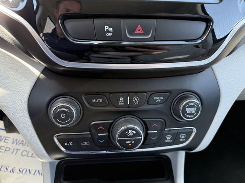 Used 2019 Jeep Cherokee Limited AWD/4WD image 27