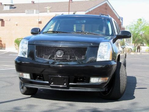 Used 2011 Cadillac Escalade EXT image 2