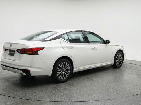 Used 2025 Nissan Altima 2.5 SV image 9