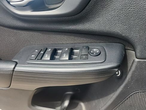 Used 2016 Jeep Cherokee Sport FWD image 25