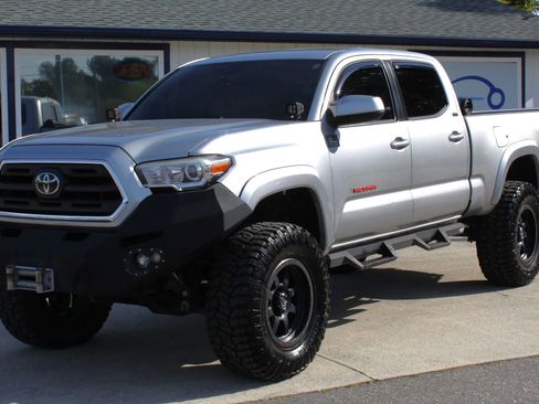 Used 2018 Toyota Tacoma SR5 image 1