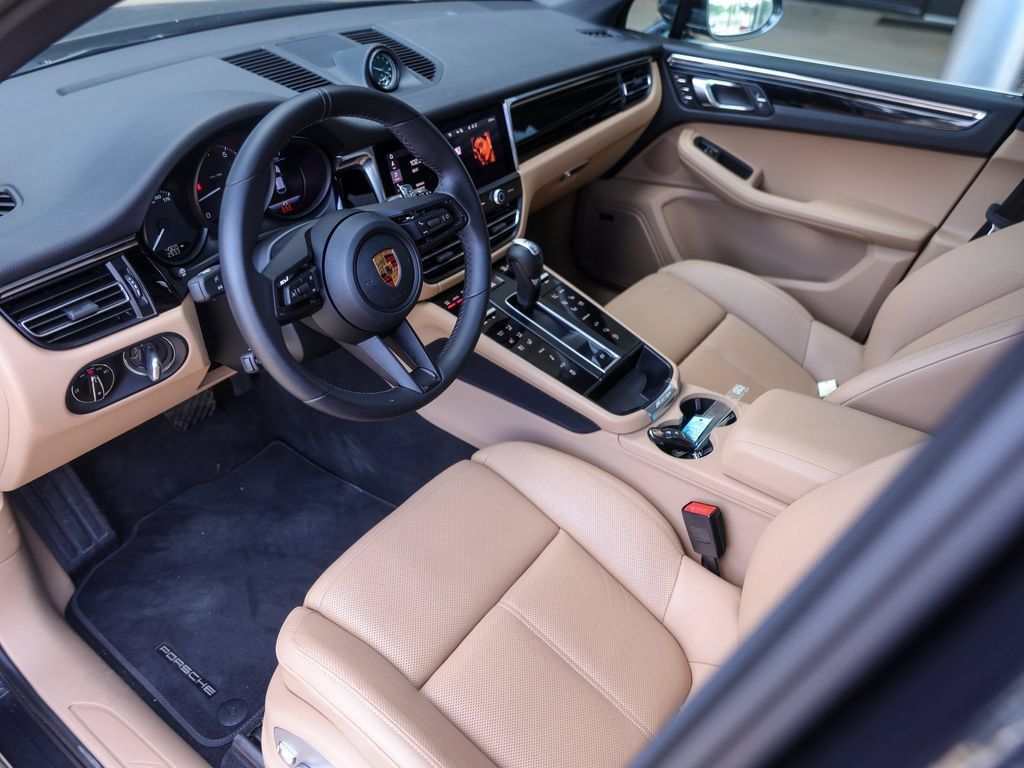 Certified 2026 Porsche Macan AWD/4WD image 4