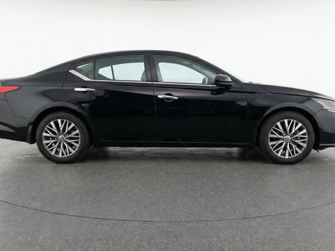 Used 2025 Nissan Altima 2.5 SV FWD image 11