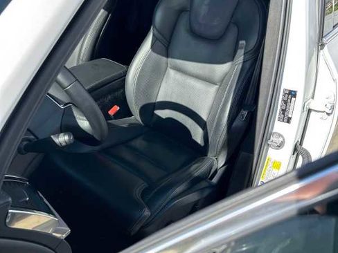 Used 2024 Volvo XC90 T8 Ultimate w/ Lounge Package image 3