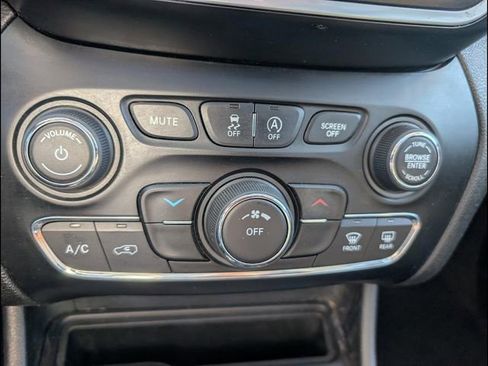 Used 2019 Jeep Cherokee Latitude Plus FWD image 15